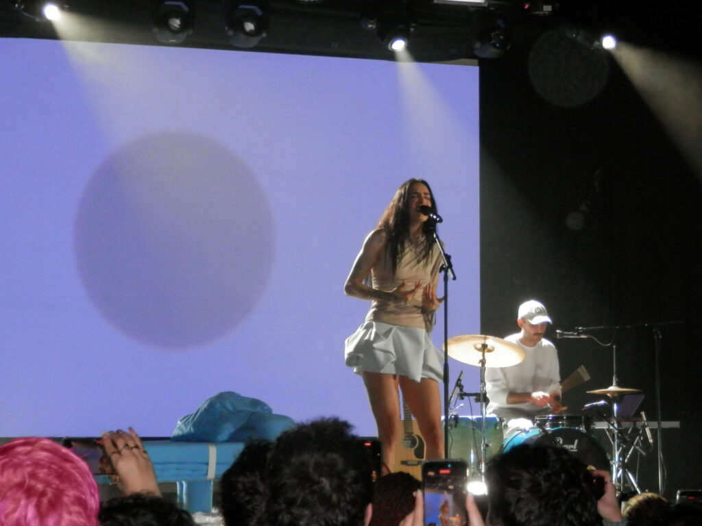 Natalia Lacunza cantando en La Riviera durante un concierto en directo